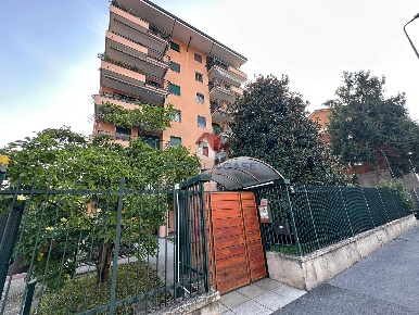 Foto Appartamento in Via Fratelli Di Dio, Milano Baggio di 96 m² in vendita