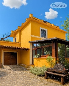 Foto Villa singola a Roma di 320 m² con 8 locali in vendita