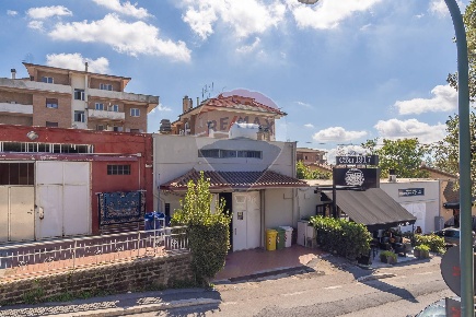 Foto Locale commerciale in Via delle Cerquette, Ariccia Centro di 317 m²