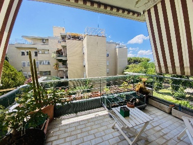 Foto Appartamento in Via Poggio Verde, Roma Casetta Mattei - Corviale