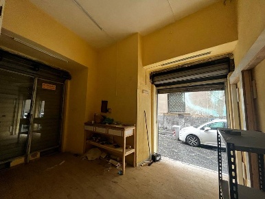 Foto Attività commerciale in Via Oronzio Massa, Napoli Porto - Municipio