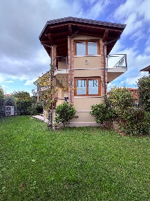 Foto Villa a schiera in Via Sicilia, Peschiera del Garda Centro di 221 m²