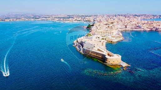 Foto Attività commerciale in piazza corpaci, Siracusa Ortigia di 46 m²