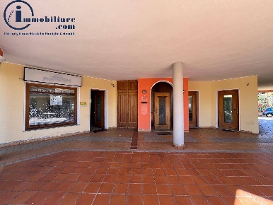 Foto Negozio in Via Tirso, Tortolì Centro di 60 m² in affitto