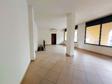 Foto Negozio a Prato di 89 m² con 2 locali in affitto