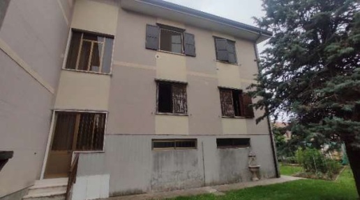 Foto Appartamento in Via Garletto, Calcinate di 106 m² con 5 locali