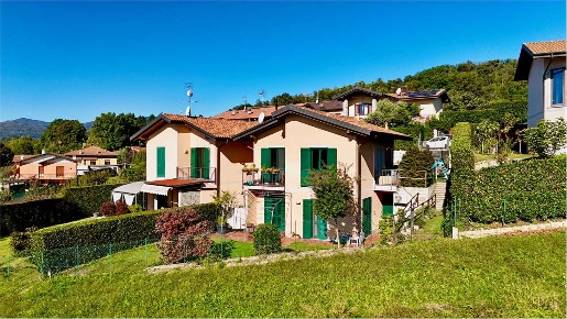 Foto Villa bifamiliare in Via San Francesco, Besozzo Centro di 130 m²
