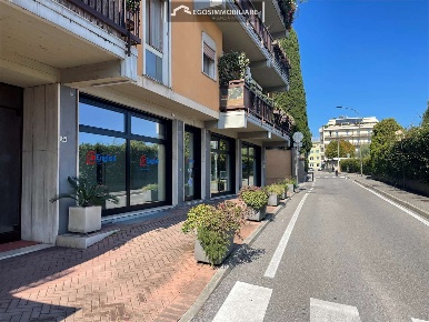 Foto Negozio in Via Scavi Romani  29, Desenzano del Garda Centro Storico
