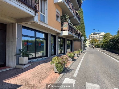 Foto Negozio in Via Scavi Romani  29, Desenzano del Garda Centro Storico