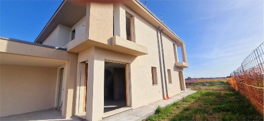 Foto Villa bifamiliare a Vittorio Veneto di 179 m² con 9 locali in vendita