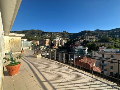 Foto Appartamento in Via Laggiaro, Rapallo Sant'Anna di 104 m² con 4 locali
