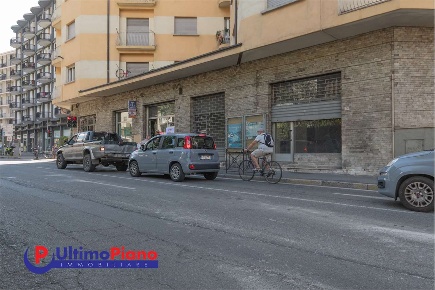 Foto Negozio in Corso Saint Martin 5, Aosta Centro di 77 m² con 2 locali