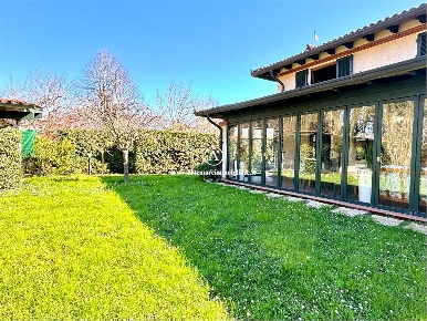 Foto Villa unifamiliare a Pietrasanta di 130 m² con 5 locali in affitto