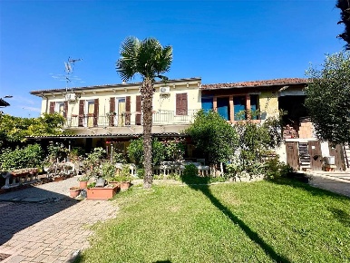 Foto Casa indipendente in Via Garibaldi, Borgolavezzaro di 370 m²