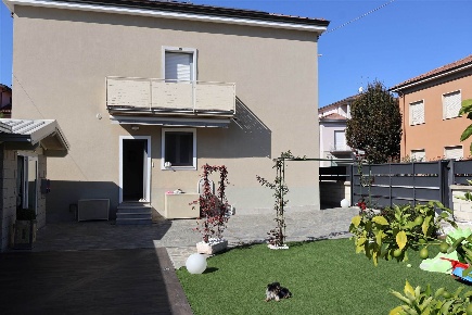 Foto Villa bifamiliare a Rottofreno San Nicolò di 277 m² con 5 locali