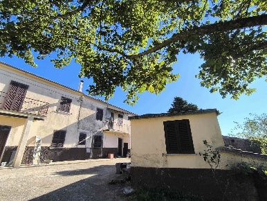 Foto Rustico a Montefiascone Centro di 120 m² con 6 locali in vendita