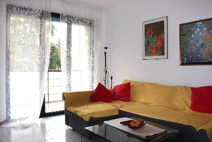 Foto Appartamento in Via Aldo Carpi, Milano Trenno di 65 m² con 2 locali