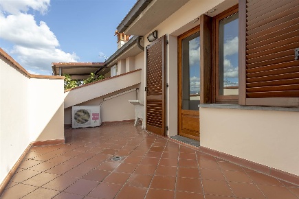 Foto Appartamento in via dell'Alloro, Prato Paperino di 130 m² con 5 locali