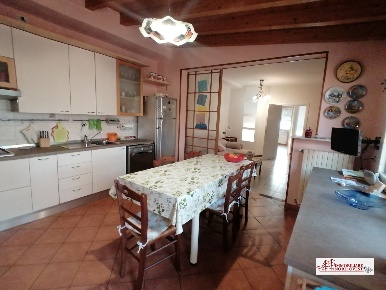 Foto Casa indipendente in via dell'artigianato, Cornaredo Centro di 450 m²