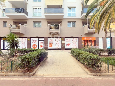 Foto Locale commerciale in VIA RUGGERO VITRANI, Barletta Centro di 234 m²