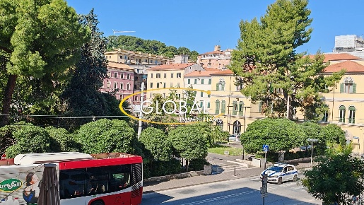 Foto Appartamento in Piazza Stamira, Ancona Corsi di 200 m² con 4 locali