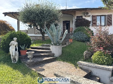 Foto Villa singola a Rovato Centro di 285 m² con 8 locali in vendita