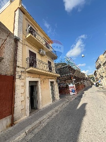 Foto Locale commerciale in corso umberto 1, Chiaramonte Gulfi Centro