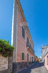 Foto Casa indipendente in via Santa Lucia, Mascalucia Centro di 332 m²