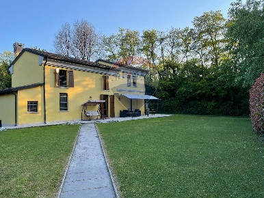Foto Villa singola in Via Rubens, Mantova Centro di 228 m² con 9 locali