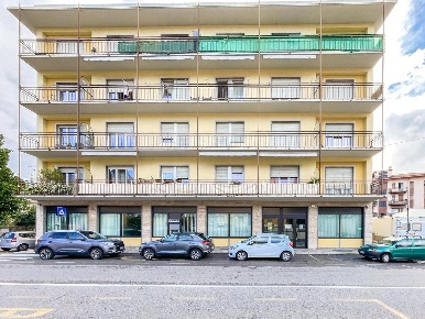 Foto Locale commerciale in Via Roma, Gazzada Schianno Centro di 320 m²