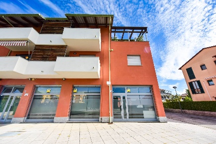 Foto Negozio in Via Giorgio Gaber, Grugliasco di 94 m² con 2 locali