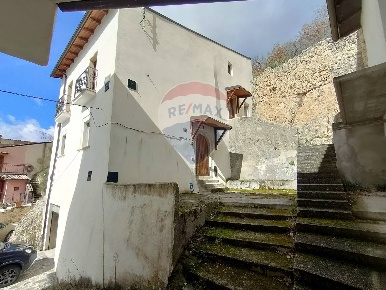 Foto Casa indipendente a Acciano Succiano di 90 m² con 4 locali in vendita