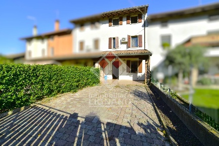Foto Rustico a Muzzana del Turgnano di 170 m² con 7 locali in vendita