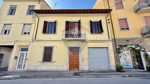 Foto Casa indipendente in Via Trento, Fucecchio Centro di 235 m² in vendita