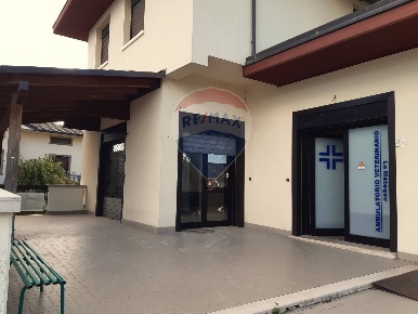 Foto Locale commerciale a L'Aquila Paganica - Tempera di 90 m² con 1 locali