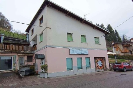 Foto Appartamento in Via Roma, Lamon Centro di 171 m² con 6 locali