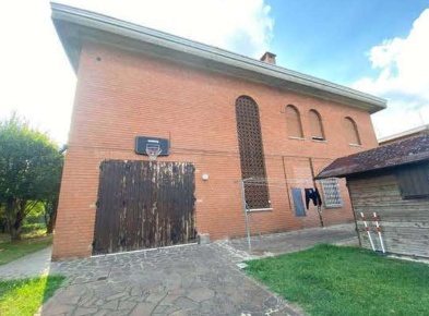 Foto Casa indipendente in Strada Statale, Mirandola Centro di 270 m²