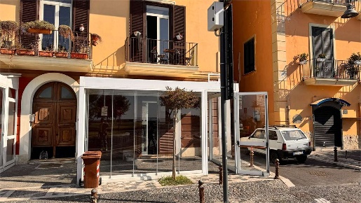 Foto Negozio a Pozzuoli di 75 m² con 2 locali in affitto