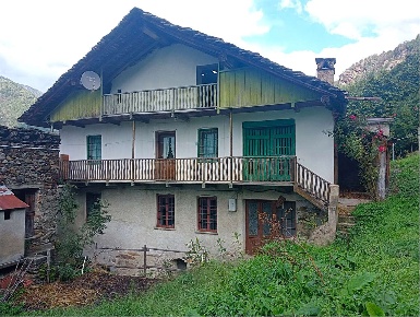 Foto Casa indipendente a Lillianes di 194 m² con 8 locali in vendita