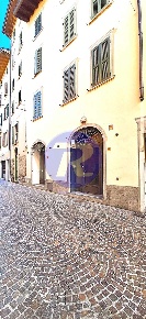 Foto Negozio in VIA  CAVOUR 14, Zogno Centro di 66 m² con 2 locali