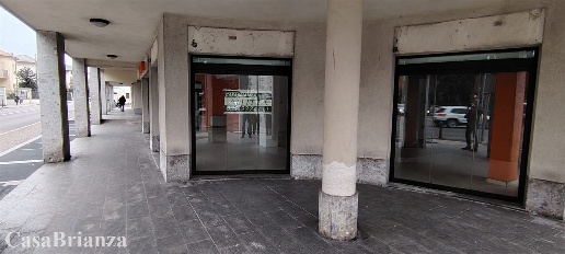 Foto Negozio a Biassono Centro di 200 m² con 2 locali in affitto