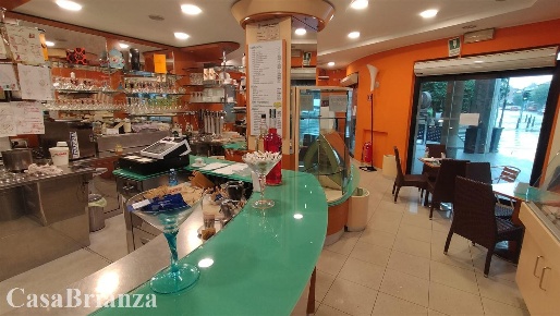 Foto Negozio a Biassono Centro di 200 m² con 2 locali in affitto