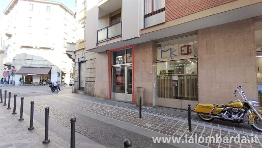 Foto Negozio in via Bartolomeo Zucchi, Monza Centro Storico di 68 m²