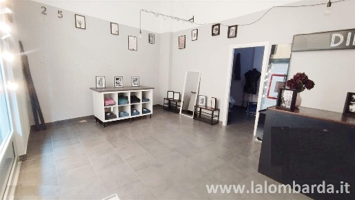 Foto Negozio in via Bartolomeo Zucchi, Monza Centro Storico di 68 m²