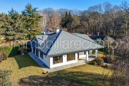 Foto Villa unifamiliare in via per Montorfano, Capiago Intimiano di 420 m²