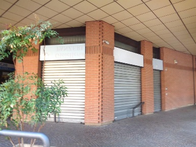Foto Negozio in Piazza XV Martiri, Cornate d'Adda Centro di 70 m²