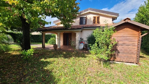 Foto Villa bifamiliare a Pietrasanta di 80 m² con 6 locali in vendita