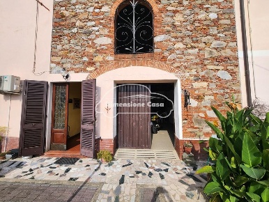 Foto Casa indipendente a Lucca Antraccoli di 174 m² con 6 locali in vendita