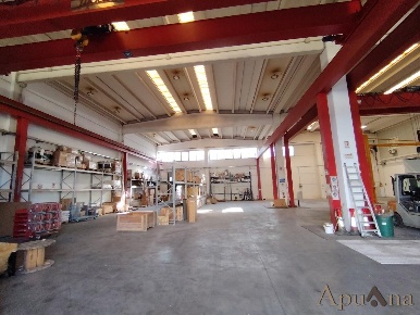 Foto Capannone industriale a Massa Zona Industriale di 290 m² con 4 locali
