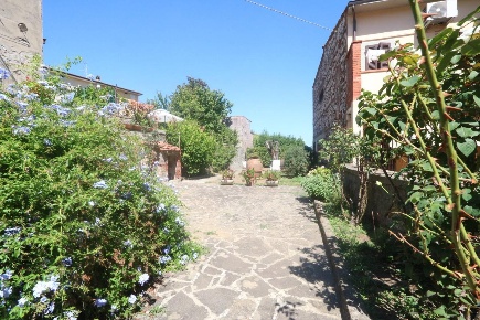 Foto Casa indipendente a Buti Centro di 320 m² con 14 locali in vendita